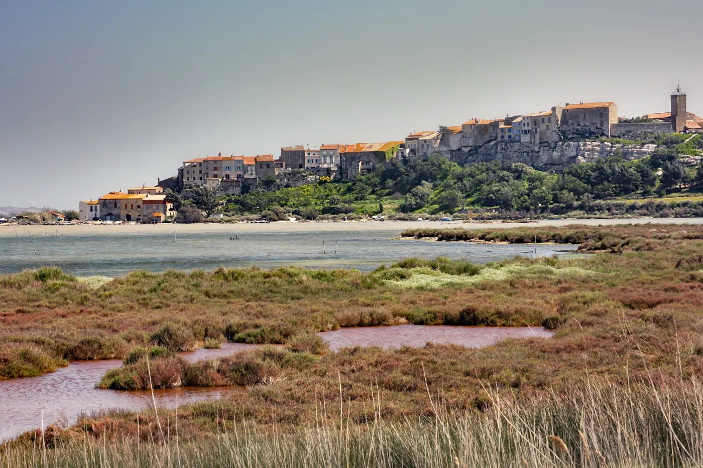 Le village de Bages perché au-dessus de l'étang de Bages-Sigean