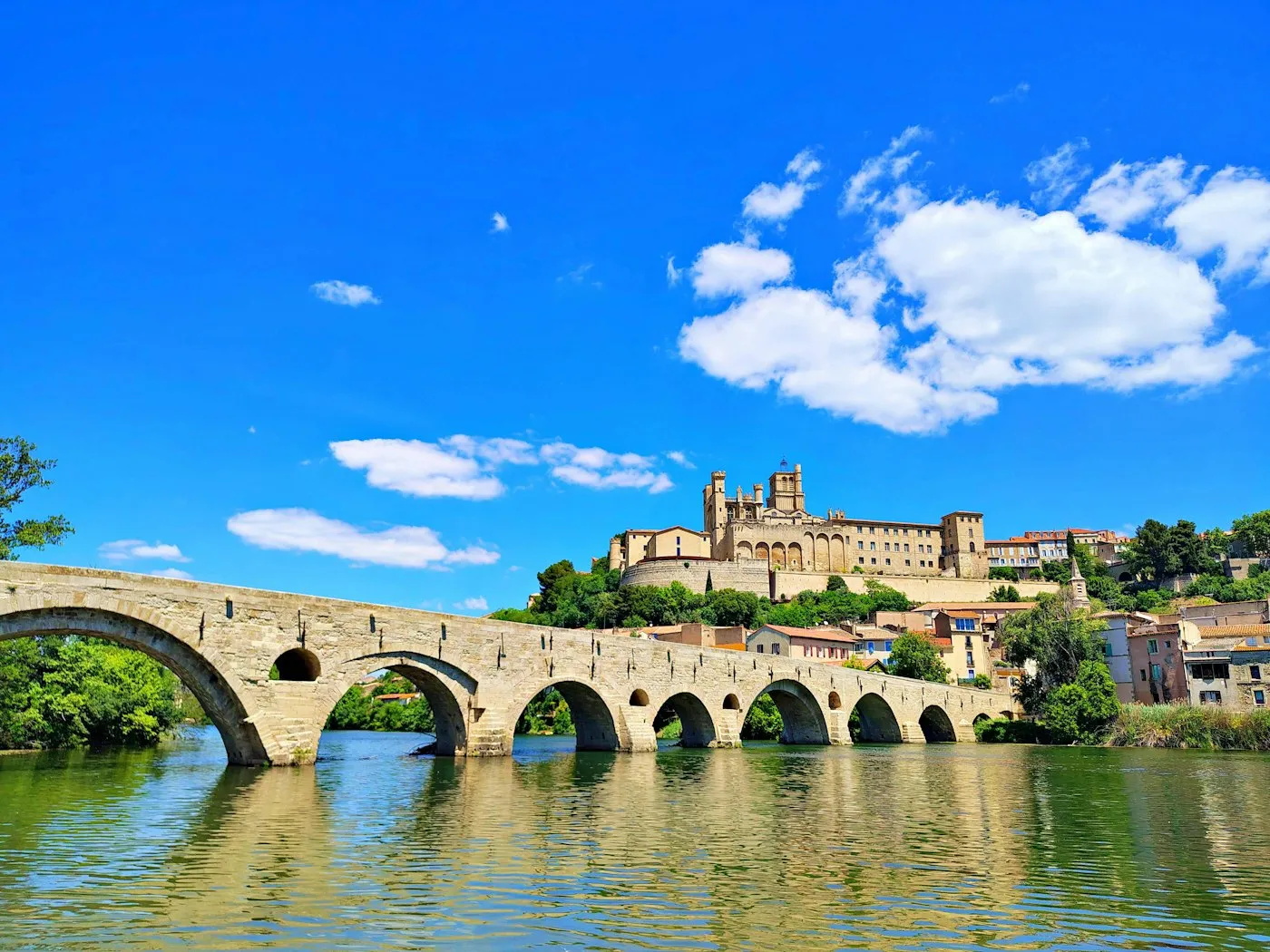 Le Pont Vieux et la cathédrale de Béziers