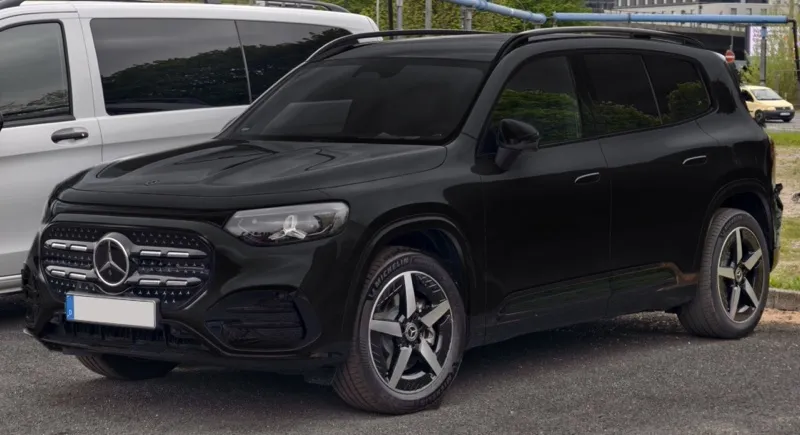 Taxi Mercedes GLB noir 6 places, vu de l'avant