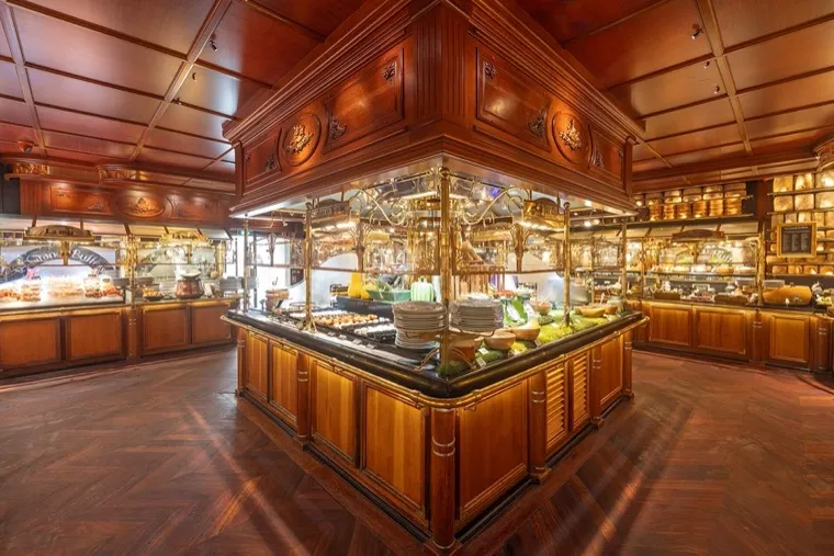 Les buffets d'entrées du restaurant Les Grands Buffets, entre boiseries et meules de fromage