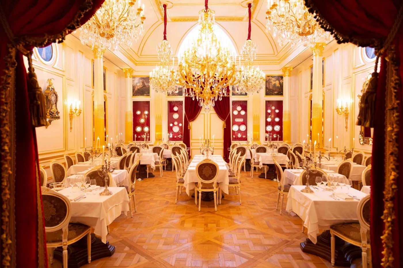 Le salon Jean de La Fontaine et ses lustres, au restaurant Les Grands Buffets à Narbonne