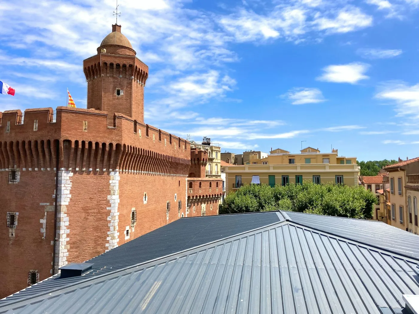 Le Castillet et les toits de Perpignan