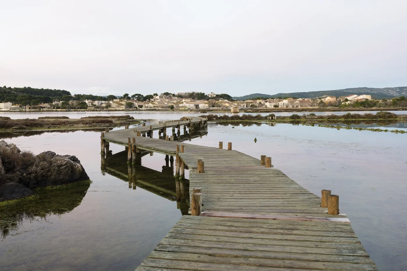 Passerelle en bois sur les anciens salins de Peyriac-de-Mer