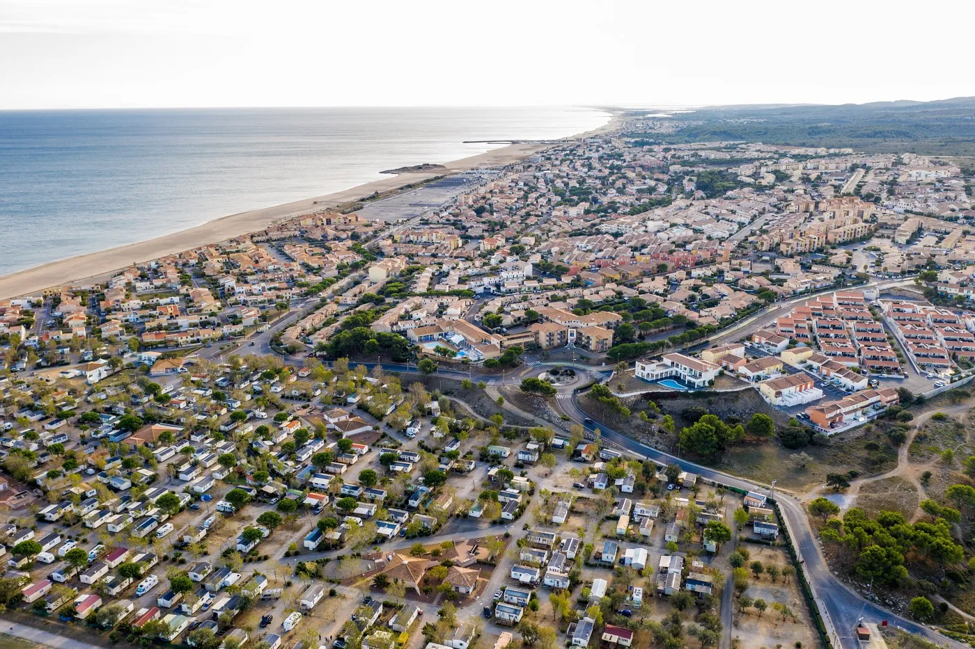 Vue aérienne de Saint-Pierre-la-Mer et de sa plage